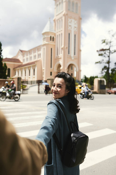 Lachende vrij Vietnamese vrouw die hand en leidde haar vriendje toen wandelen in de stad - Foto, afbeelding
