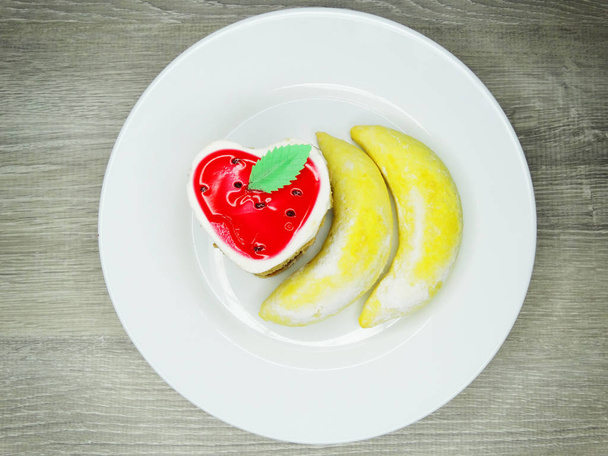 バレンタインの日にデザート「心形とバナナ ケーキ甘い食べ物 - 写真・画像