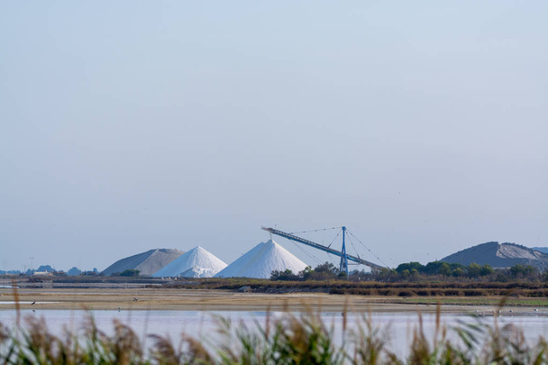 塩の作品、Camagrue 海の白い山と工場 sa - 写真・画像