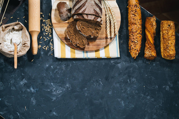 Sjabloon met verse zelfgemaakte brood bakken en koken van ingrediënten - Foto, afbeelding