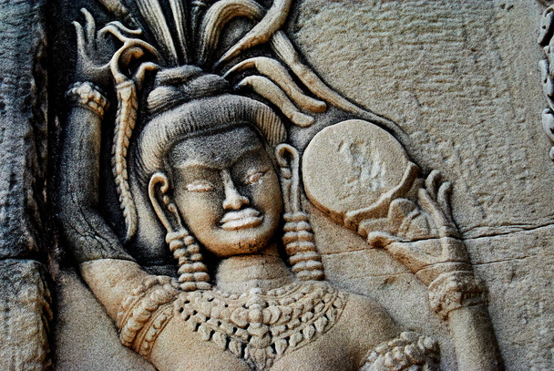 Historická budova ve wat Angkor Thom Cambodia s reliéfní řezby kamenné tváře serenity mléčného oceánu - Fotografie, Obrázek
