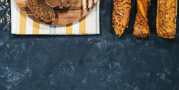 Modello di cottura con pane fresco fatto in casa e ingredienti di cottura
 - Foto, immagini