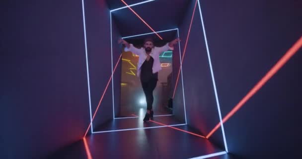 Dancing men in the tunnel with color lights and cosmic look - Metraje, vídeo