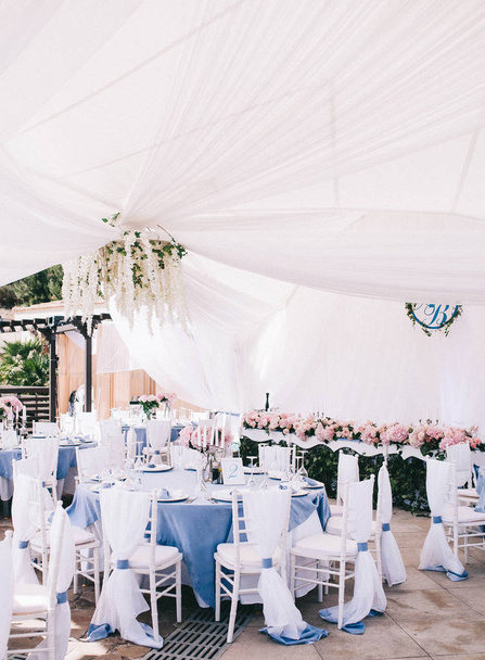 Instelling van de tabel van de mooie bruiloft en huwelijk decor met bestek in licht en blauwe tinten - Foto, afbeelding