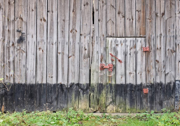 Vanha puinen lato ovi
 - Valokuva, kuva