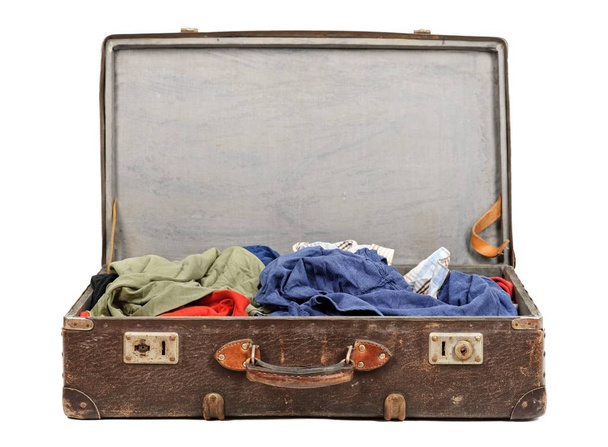 Vieja maleta llena de ropa aislada sobre fondo blanco
 - Foto, Imagen