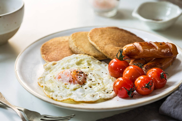  Τηγανίτες με τηγανητό αυγό, λουκάνικα και ντοματίνια - Φωτογραφία, εικόνα