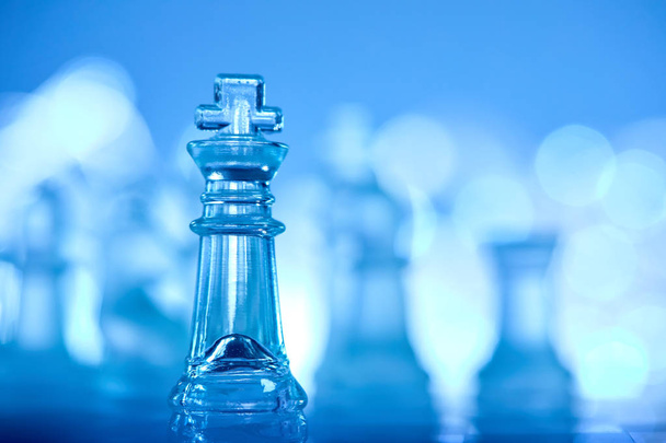 Крихкі прозорі скляні шахи на синьому фоні
  - Фото, зображення