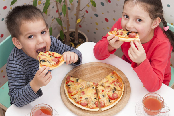 子供はピザを食べる - 写真・画像