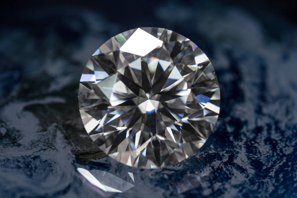 Piedra preciosa diamante en el área reflejada
 - Foto, imagen