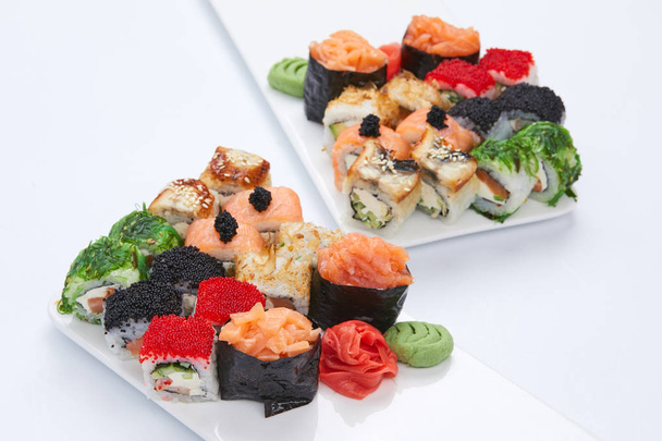 Sushi beállítja a lemezek elszigetelt fehér background - Fotó, kép