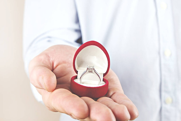 Zapojení / manželství / svatební návrh scény. Detail člověka předání drahých gold platinum diamantový prsten pro nevěstu. - Fotografie, Obrázek