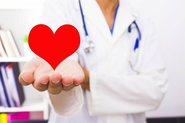 lekarz z sercem w planie, koncepcja Medycyna i zdrowie - Zdjęcie, obraz