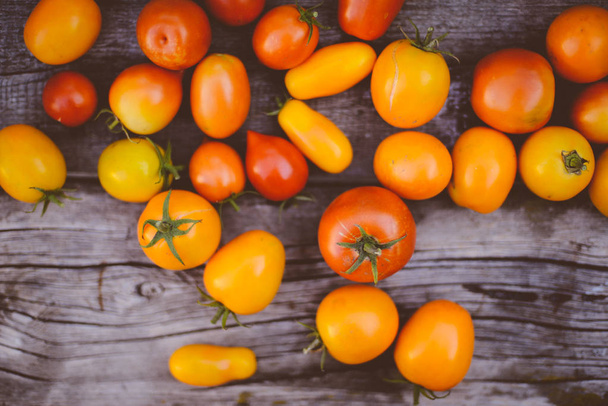 Close-up of fresh, ripe tomatoes on wood background - Foto, afbeelding