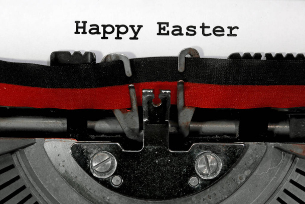 Texto Feliz Pascua escrito con la vieja máquina de escribir
 - Foto, Imagen