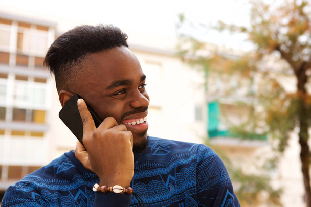 close up retrato de feliz afro-americano homem falando no celular fora
 - Foto, Imagem