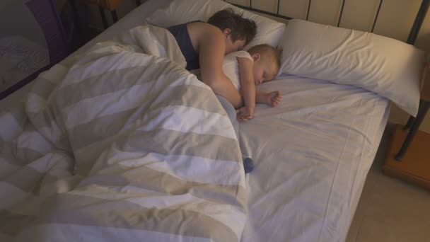 A young mother sleeping with her son in the handle. - Metraje, vídeo