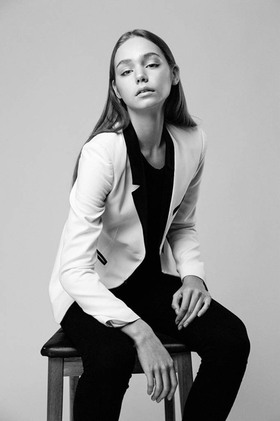 Stylish young woman posing against studio background - Valokuva, kuva