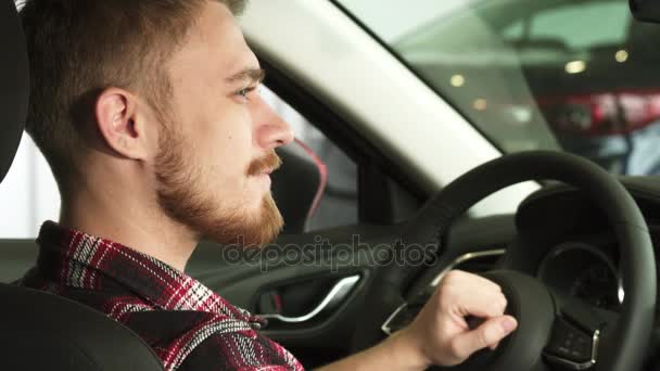 Κοντινό πλάνο του μια ευτυχισμένη όμορφος αρσενικό αυτοκινήτου ownes χαμογελώντας με τα κλειδιά του αυτοκινήτου στο χέρι του - Πλάνα, βίντεο