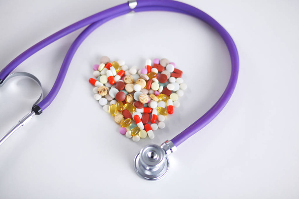 Antecedentes de farmacia en una mesa blanca. Tabletas sobre fondo blanco. Pastillas. Medicina y salud
 - Foto, Imagen