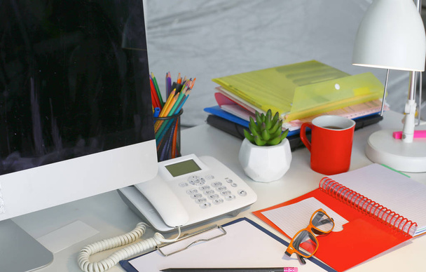 Mesa de oficina con bloc de notas en blanco y portátil
 - Foto, imagen
