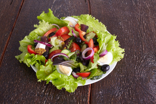 салат зі свіжих овочів в тарілці на столі, вибірковий фокус
 - Фото, зображення