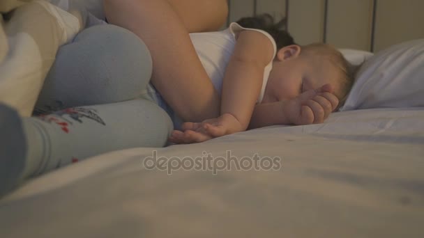 A young mother sleeping with her son in the handle. - Imágenes, Vídeo