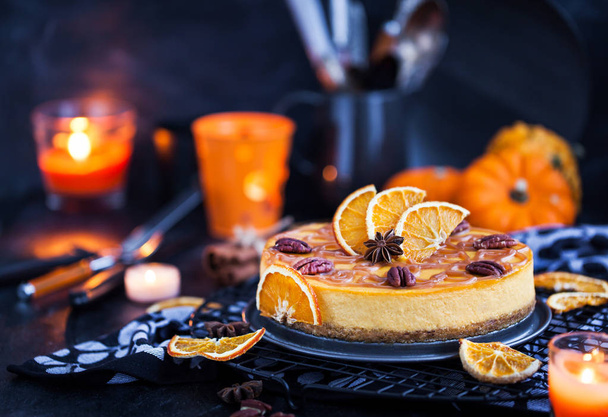 キャラメル s 飾られておいしいかぼちゃとオレンジのチーズケーキ - 写真・画像