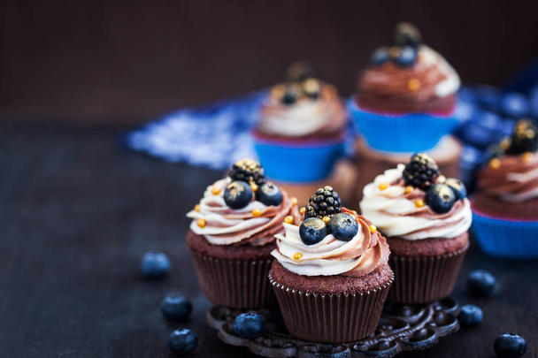 Σπιτικά νόστιμα σοκολάτα cupcakes με φρέσκα μούρα στην κορυφή  - Φωτογραφία, εικόνα