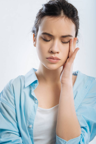 Kaunis väsynyt nainen kokee päänsärkyä
 - Valokuva, kuva