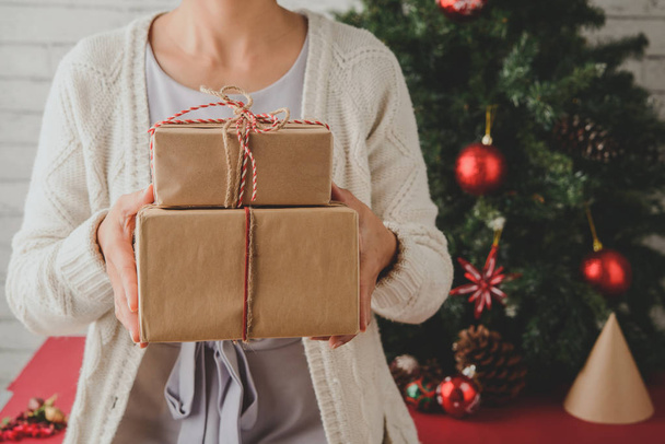 zugeschnittenes Bild einer Frau, die Schachteln mit Weihnachtsgeschenken hält - Foto, Bild