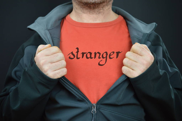um homem com a palavra estranho em sua camiseta vermelha
  - Foto, Imagem