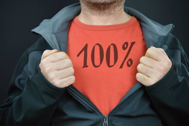 bir adam onun kırmızı t-shirt üzerinde % 100 kelime  - Fotoğraf, Görsel