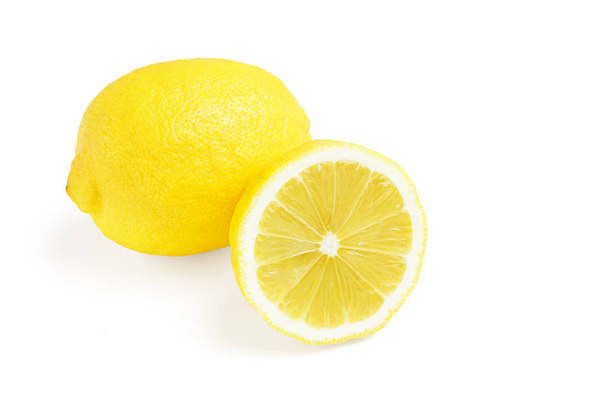 Bir bütün ve sarı olgun limon meyve, beyaz bir arka plan üzerinde izole yarısı. - Fotoğraf, Görsel