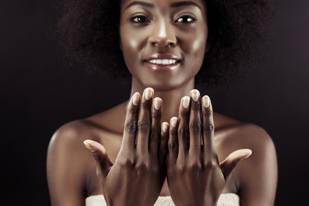 kaunis afrikkalainen amerikkalainen nainen näyttää kyntensä eristetty musta
 - Valokuva, kuva