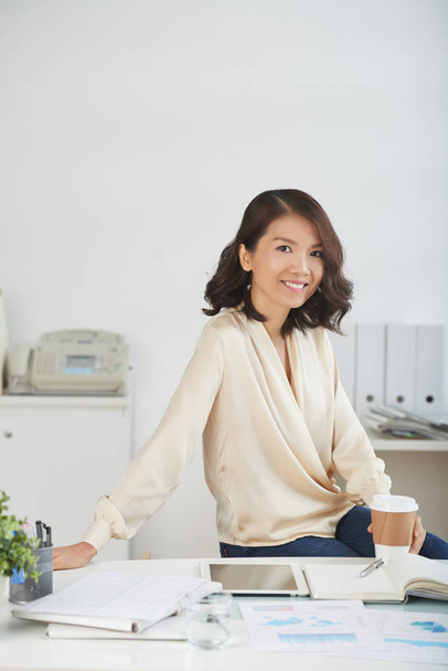 Gyönyörű ázsiai üzletasszony pózol az íróasztal portréja  - Fotó, kép