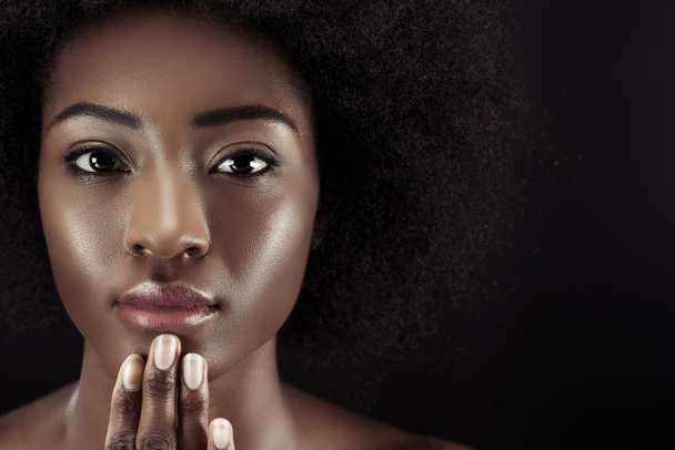 close-up portrait of attractive african american woman isolated on black - Foto, imagen