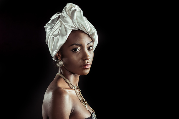 привлекательная африканская американка в белой проволочной головке, изолированная на черном
 - Фото, изображение
