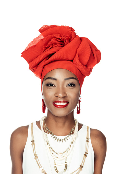 donna afro-americana sorridente in abiti eleganti isolati su bianco
 - Foto, immagini
