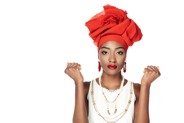 tyylikäs afrikkalainen amerikkalainen nainen eristetty lanka pään kääre ja kultainen tarvikkeet valkoinen
 - Valokuva, kuva