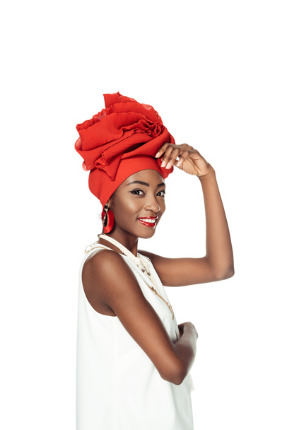 ελκυστική αφρικανική αμερικανική γυναίκα στο περιτύλιγμα κεφάλι σύρμα απομονωθεί σε λευκό - Φωτογραφία, εικόνα