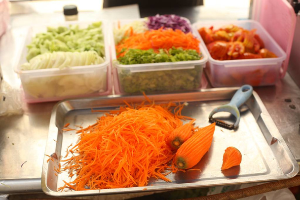 zanahoria rallada de cerca foto en el carro tailandés para cocinar
 - Foto, imagen