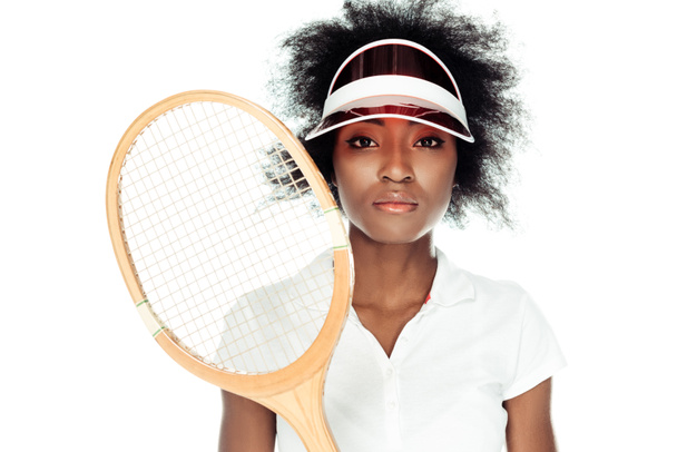 jugadora de tenis en gorra con raqueta aislada en blanco
 - Foto, imagen