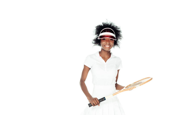 ευτυχισμένη γυναίκα τενίστας σε λευκά αθλητικά ενδύματα με ρακέτα που απομονώνονται σε λευκό - Φωτογραφία, εικόνα