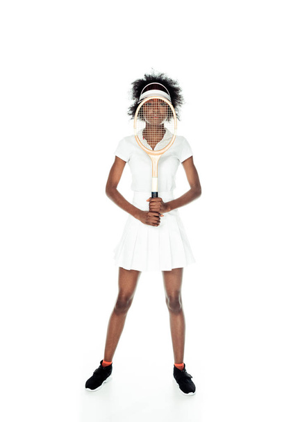 jugadora de tenis en ropa deportiva blanca con raqueta frente a la cara aislada en blanco
 - Foto, Imagen