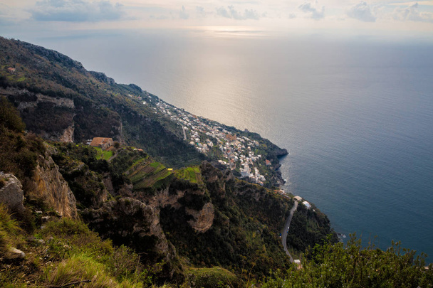sentiero degli dei (italien) - Trekkingroute von Agerola nach Nocelle an der Amalfiküste, "Weg der Götter" genannt. Blick auf Vettica und Praiano - Foto, Bild