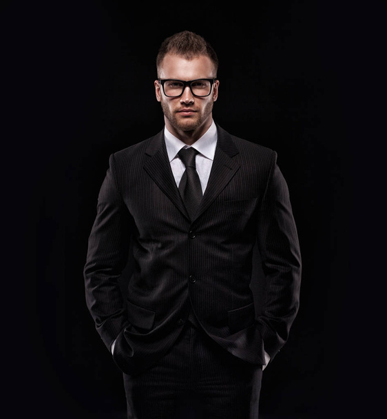 businessmanman siyah takım elbise ve gözlük - Fotoğraf, Görsel