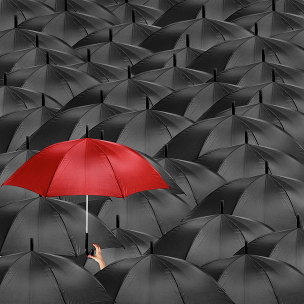 červený deštník uprostřed mnoha černé deštníky - Fotografie, Obrázek