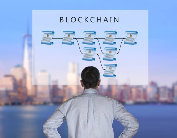 Tecnólogo senior mirando la ilustración de blockchain
 - Foto, imagen