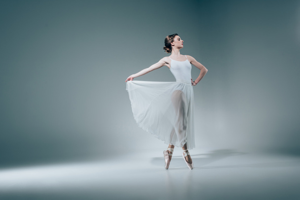 a fehér ruha gyönyörű elegáns balett-táncos - Fotó, kép
